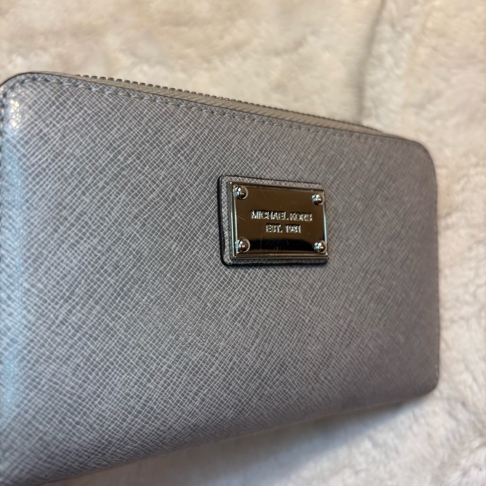 Michael Kors Wallet Pearl Gray Saffiano Leather Silver Hardware Wristlet Classic - Picture 3 of 14